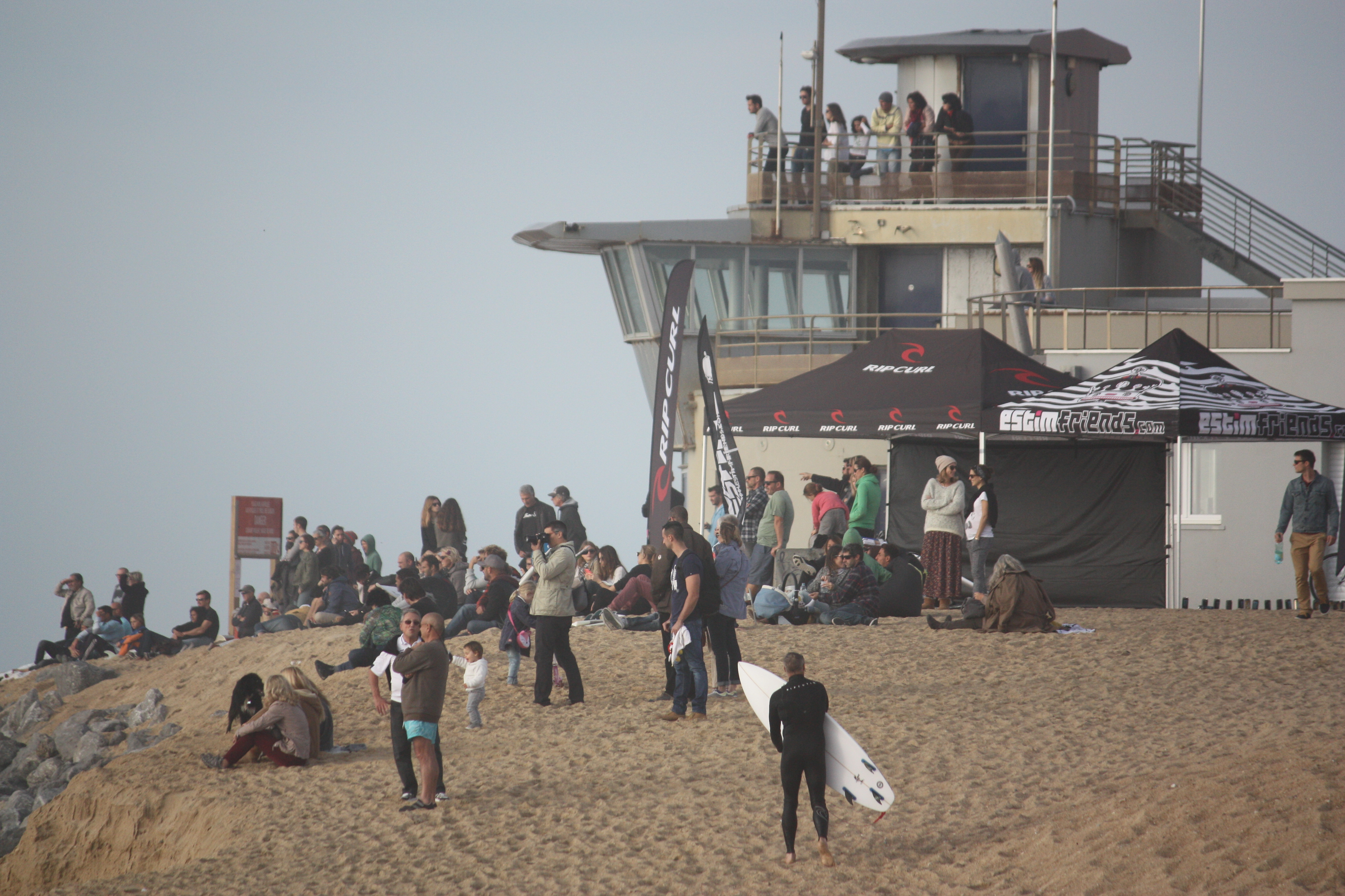 du monde sur la plage, dans les loges, mais aussi dans les gradins :)