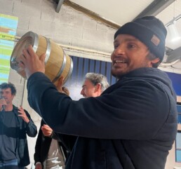 Marc Lacomare avec le trophée Barrique